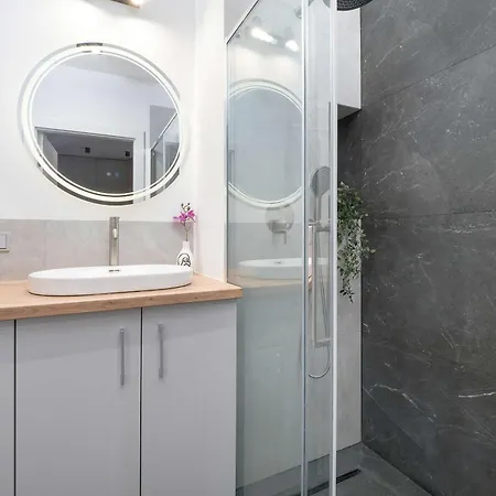 Spacious For 4 Guests With A Balcony In The Center Of By Renters Apartament *