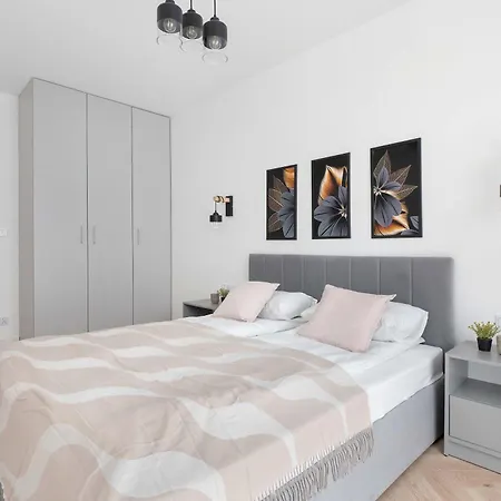 Spacious For 4 Guests With A Balcony In The Center Of By Renters *