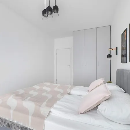 Apartament Spacious For 4 Guests With A Balcony In The Center Of By Renters Łódź