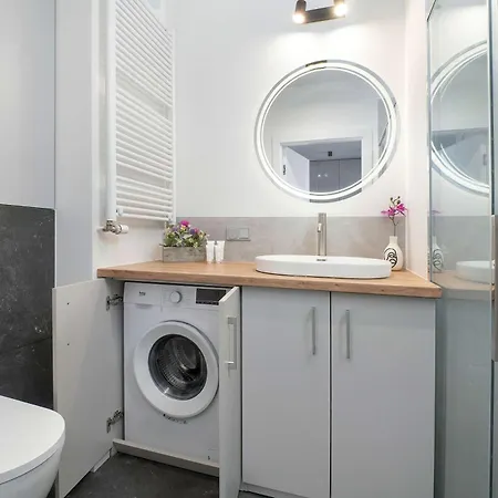 Spacious For 4 Guests With A Balcony In The Center Of By Renters Apartament