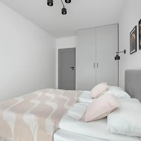 Spacious For 4 Guests With A Balcony In The Center Of By Renters *