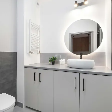 Spacious For 4 Guests With A Balcony In The Center Of By Renters *