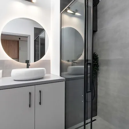 Spacious For 4 Guests With A Balcony In The Center Of By Renters Apartament *
